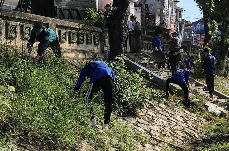 Đoàn viên, thanh niên xã Hương Sơn dọn vệ sinh môi trường để chuẩn bị đón du khách tham quan chùa Hương vào ngày 16/2 tới