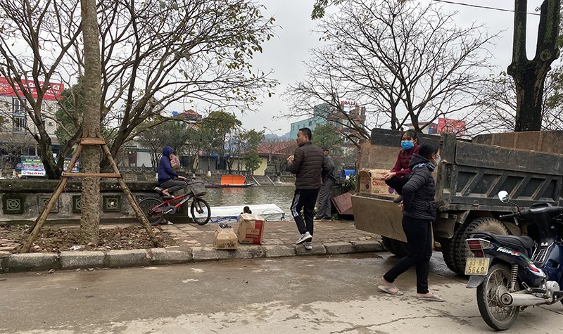 Người dân phấn khởi khi chùa Hương được mở cửa đón khách