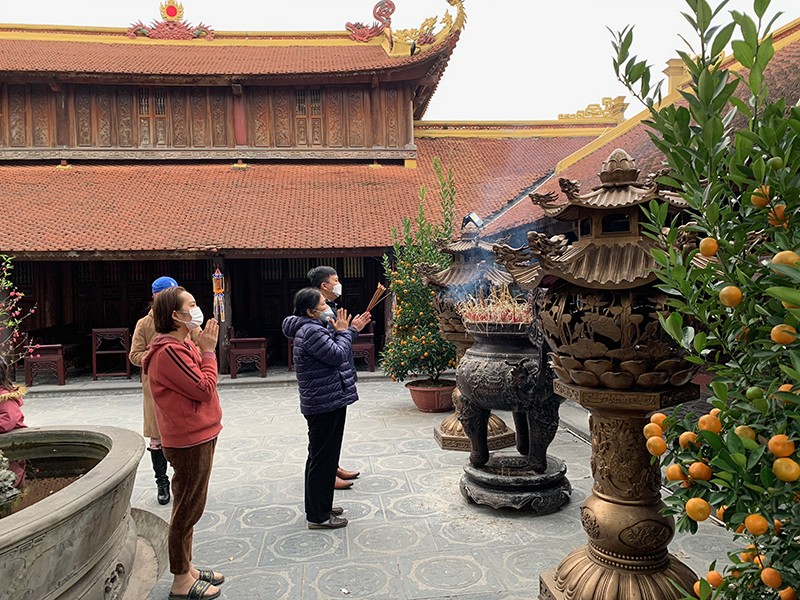 Chiều 14 tháng Giêng (14/2/2022), nhiều du khách đến tham quan chùa Trấn Quốc và thực hiện các nghi thức văn hoá tín ngưỡng tại di tích này Chiều 14 tháng Giêng (14/2/2022), nhiều du khách đến tham quan chùa Trấn Quốc và thực hiện các nghi thức văn hoá tín ngưỡng tại di tích này