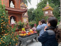 Hà Nội: Nhiều di tích mở cửa, du khách vui mừng thực hiện nghi thức văn hoá tâm linh