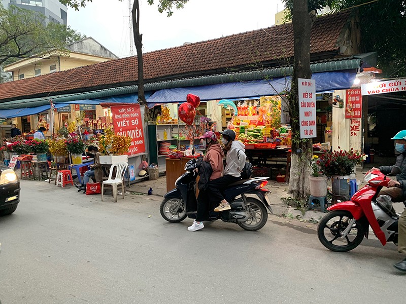 Hà Nội: Nhiều di tích mở cửa, du khách được thoả mãn thực hiện nghi thức văn hoá tâm linh