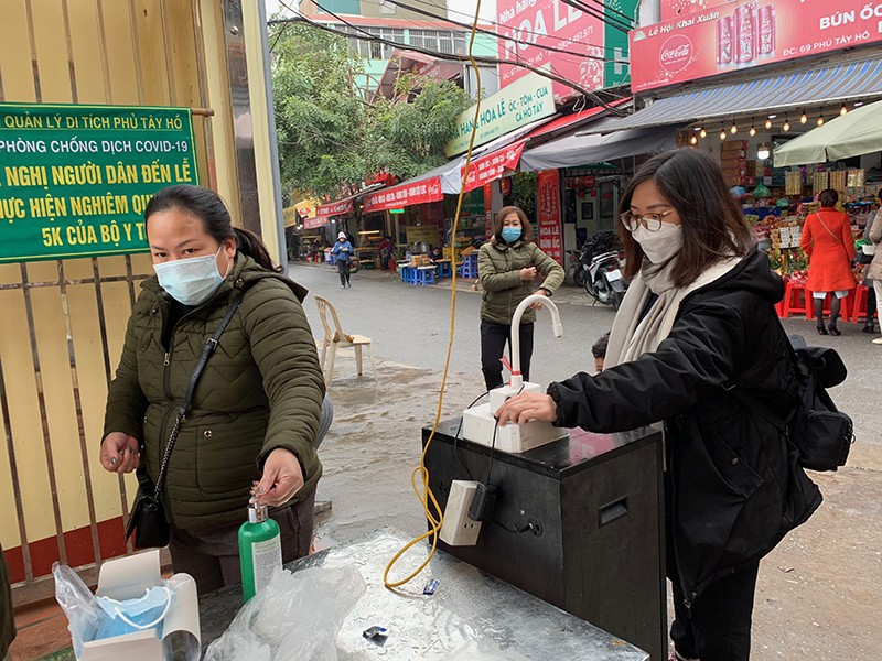 Hà Nội: Nhiều di tích mở cửa, du khách được thoả mãn thực hiện nghi thức văn hoá tâm linh