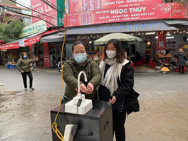 Hà Nội: Nhiều di tích mở cửa, du khách được thoả mãn thực hiện nghi thức văn hoá tâm linh