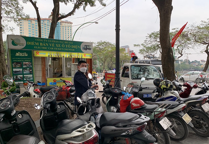 Lực lượng công an, tự quản phường Yên Phụ chốt trực tại khu vực cổng chùa Trấn Quốc Lực lượng công an, tự quản phường Yên Phụ chốt trực tại khu vực cổng chùa Trấn Quốc