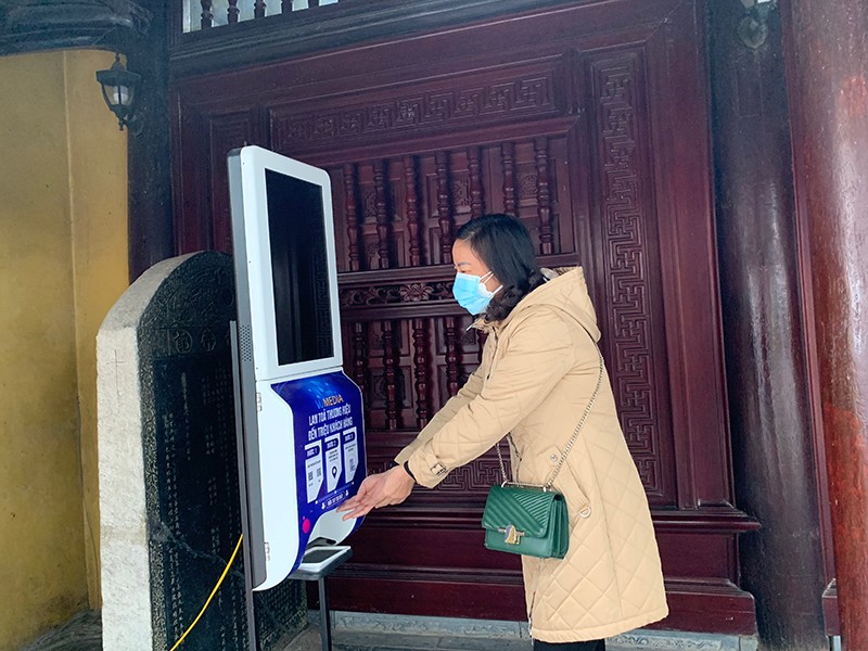 Khi đến tham quan các điểm di tích, du khách đều thực hiện nghiêm khuyến cáo 5K của Bộ Y tế Khi đến tham quan các điểm di tích, du khách đều thực hiện nghiêm khuyến cáo 5K của Bộ Y tế