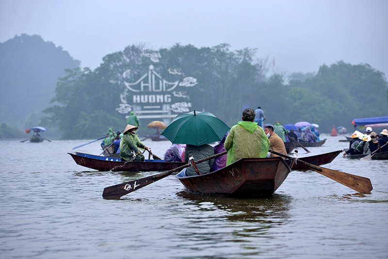 Du khách thực hiện 5K, tấp nập tới chùa Hương trong ngày đầu mở cửa