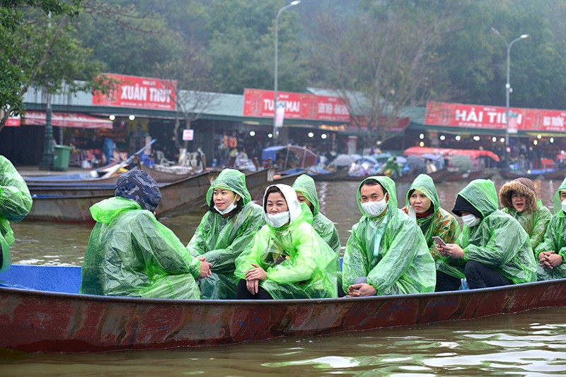 Du khách thực hiện 5K, tấp nập tới chùa Hương trong ngày đầu mở cửa