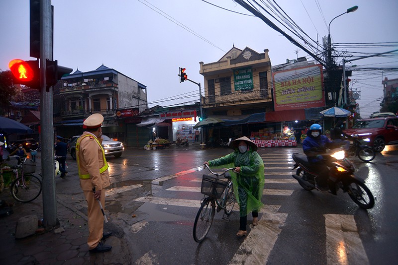 Du khách thực hiện 5K, tấp nập tới chùa Hương trong ngày đầu mở cửa