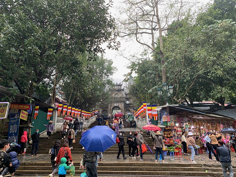 Du khách thực hiện 5K, tấp nập tới chùa Hương trong ngày đầu mở cửa