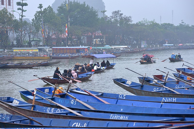 Du khách thực hiện 5K, tấp nập tới chùa Hương trong ngày đầu mở cửa