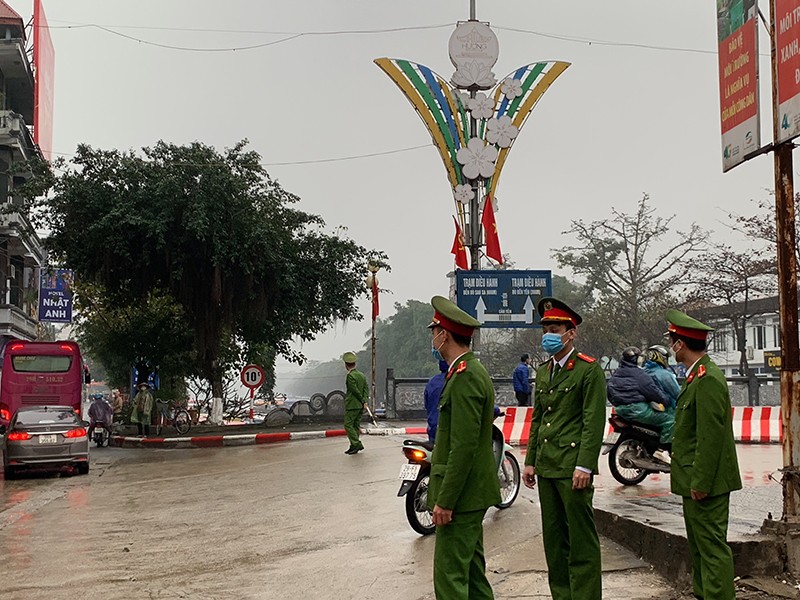 Ngay từ sáng sớm, CSGT, Công an huyện, Thanh tra Giao thông đã có mặt tại các tuyến đường dẫn vào Suối Yến bảo đảm an ninh trật tự