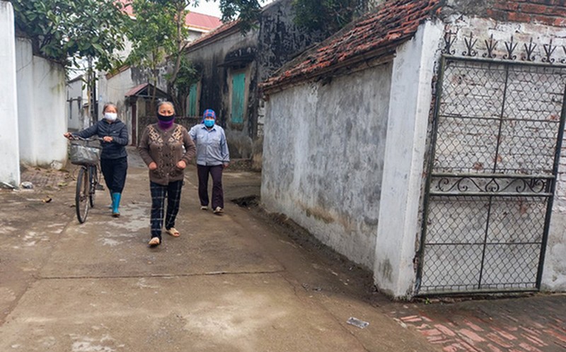 Con ngõ dẫn vào nhà ông S, nơi diễn ra bữa cơm trưa, sau đó 4 thành viên trong gia đình tử vong 