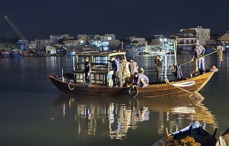 Lượng lượng chức năng phối hợp với ngư dân tìm kiếm bé gái bị cha đẻ ném xuống sông