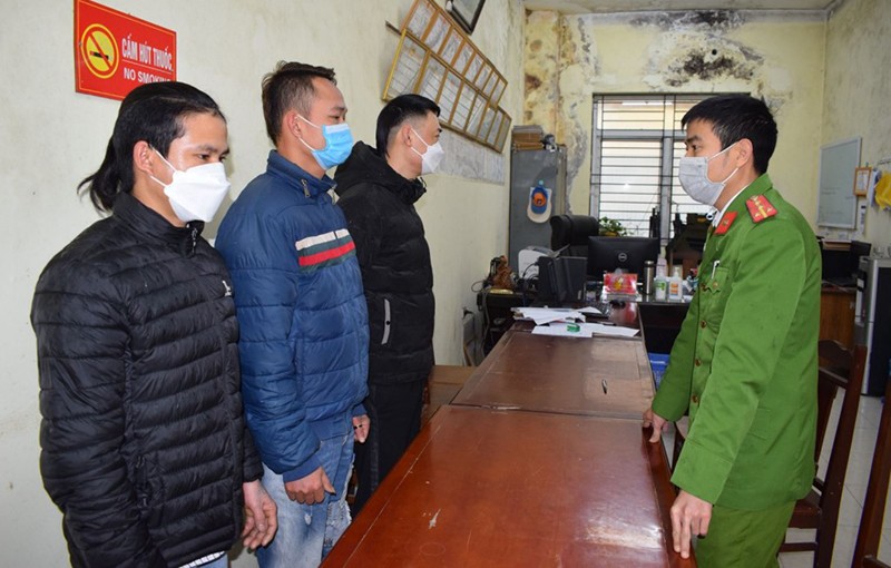 Công an huyện Văn Giang, Hưng Yên bắt giữ 3 đối tượng ném “bom bẩn” vào nhà vợ chồng chị T