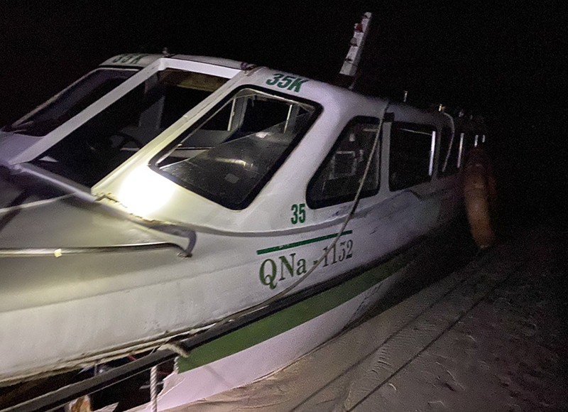Chiếc ca nô chở khách du lịch từ đảo Cù Lao Chàm vào biển Cửa Đại (TP Hội An, tỉnh Quảng Nam) thì bị lật