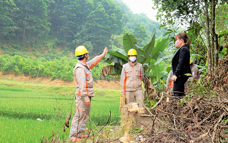 Nhân viên Điện lực Thanh Hoá tuyên truyền về an toàn hành lang lưới điện đến hộ dân