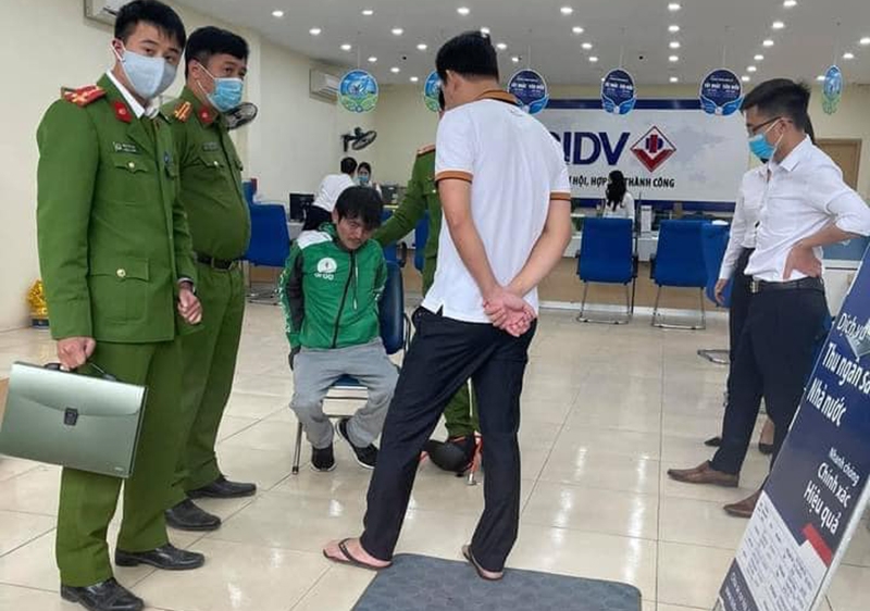 Nghi can cướp ngân hàng bị công an bắt giữ ngay tại chỗ