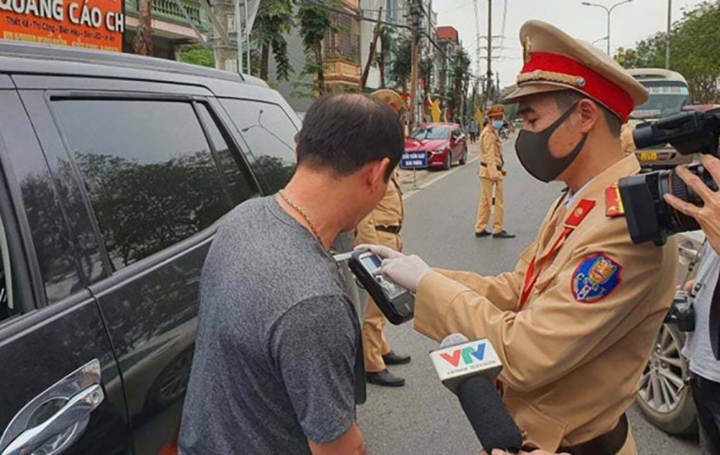 Công an huyện Mỹ Đức bàn giao xã Hương Sơn lập biên bản xử lý nhóm thanh niên đánh bạc trên thuyền