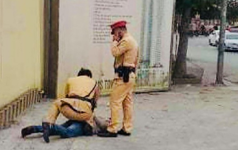 Cảnh sát giao thông không chế đối tượng chống người thi hành công vụ