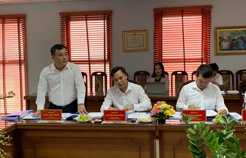 Ông Giang Quốc Trung, Bí thư Đảng uỷ, Chủ tịch HĐTV Tổng Công ty UDIC báo cáo với Đoàn kiểm tra
