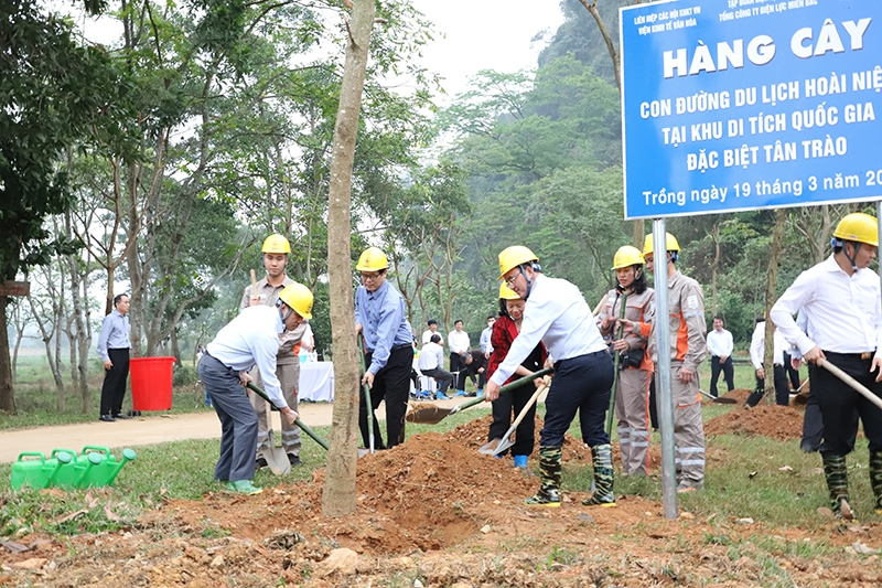 Ông Dương Quang Thành cùng Lãnh đạo tỉnh Tuyên Quang tham gia trồng cây