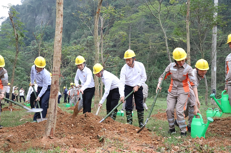 Ông Thiều Kim Quỳnh cùng CBCNV Công ty Điện lực Tuyên Quang tham gia tại buổi lễ