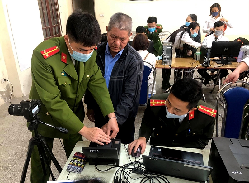 Trong những ngày qua, Công an các quận, huyện trên địa bàn Hà Nội đã nỗ lực làm các thủ tục cấp CCCD gắn chip điện tử cho người dân