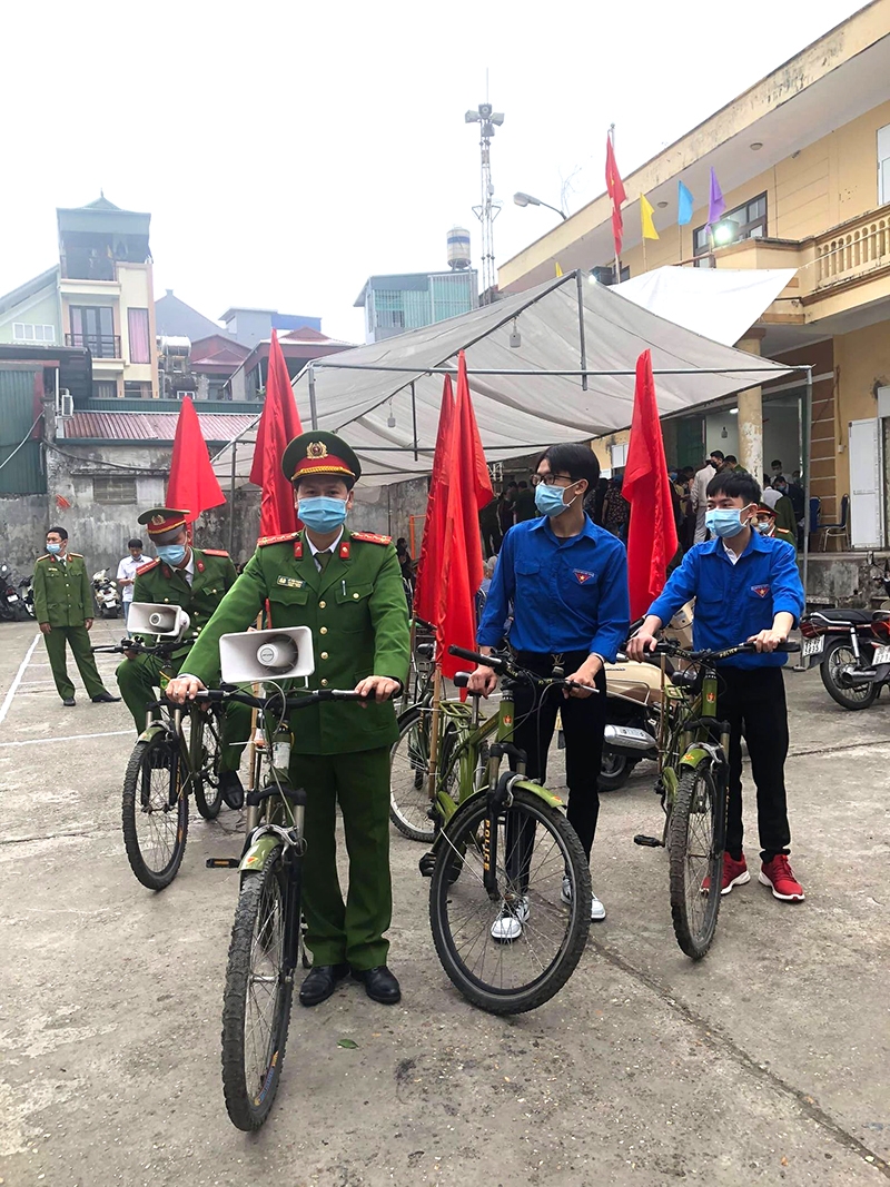 Đại uý Lê Tiến Thành, Bí thư Đoàn Công an quận Bắc Từ Liêm đạp xe tuyên truyền làm thẻ CCCD gắn chip điện tử