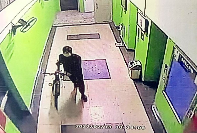 Hình ảnh Tư trộm cắp xe đạp bị camera an ninh ghi lại
