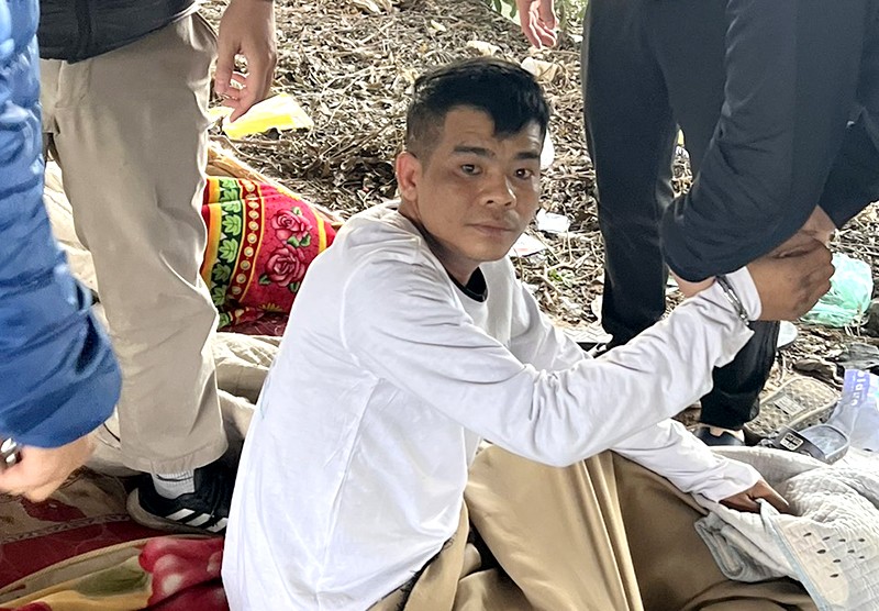 Lực lượng chức năng khống chế, bắt giữ Nguyễn Văn Sơn, đối tượng cướp tài sản của lái xe ôm