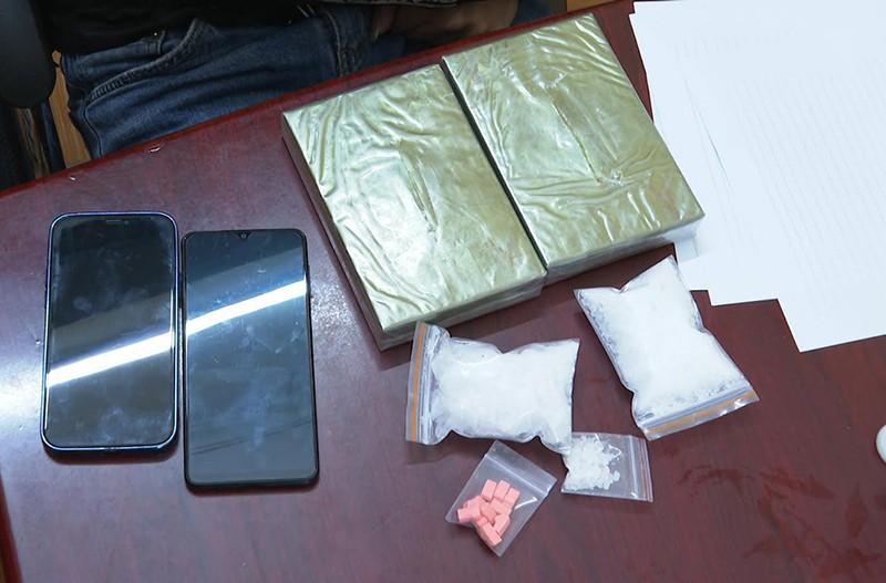 Cảnh sát thu giữ số ma túy cùng nhiều tang vật khác
