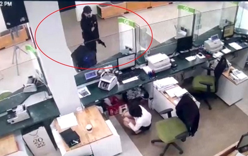 Camera ghi được hình ảnh đối tượng dùng súng cướp ngân hàng tại Hải Phòng
