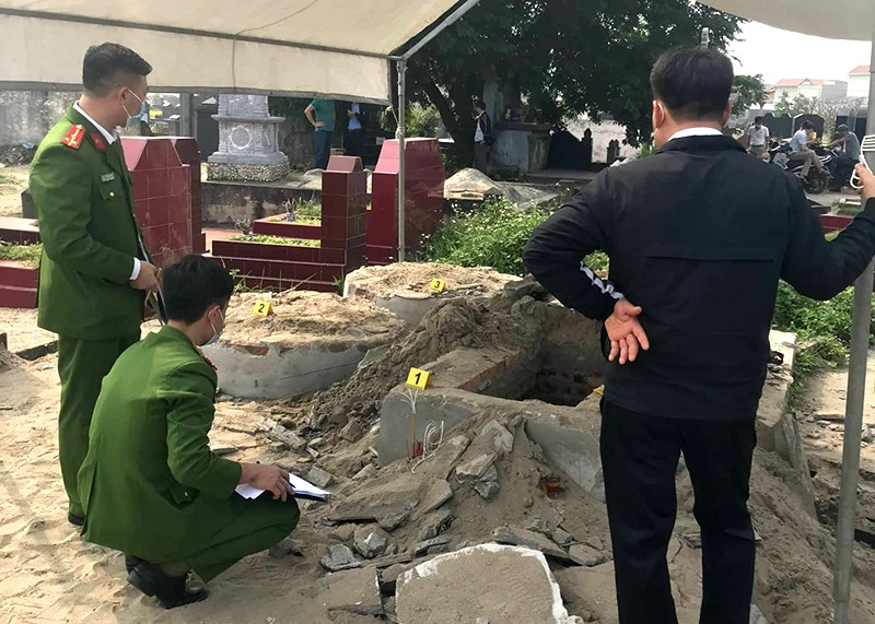 Công an xã Mê Linh đang phối hợp với Công an huyện khám nghiệm hiện trường, điều tra, truy tìm đối tượng phá mộ 