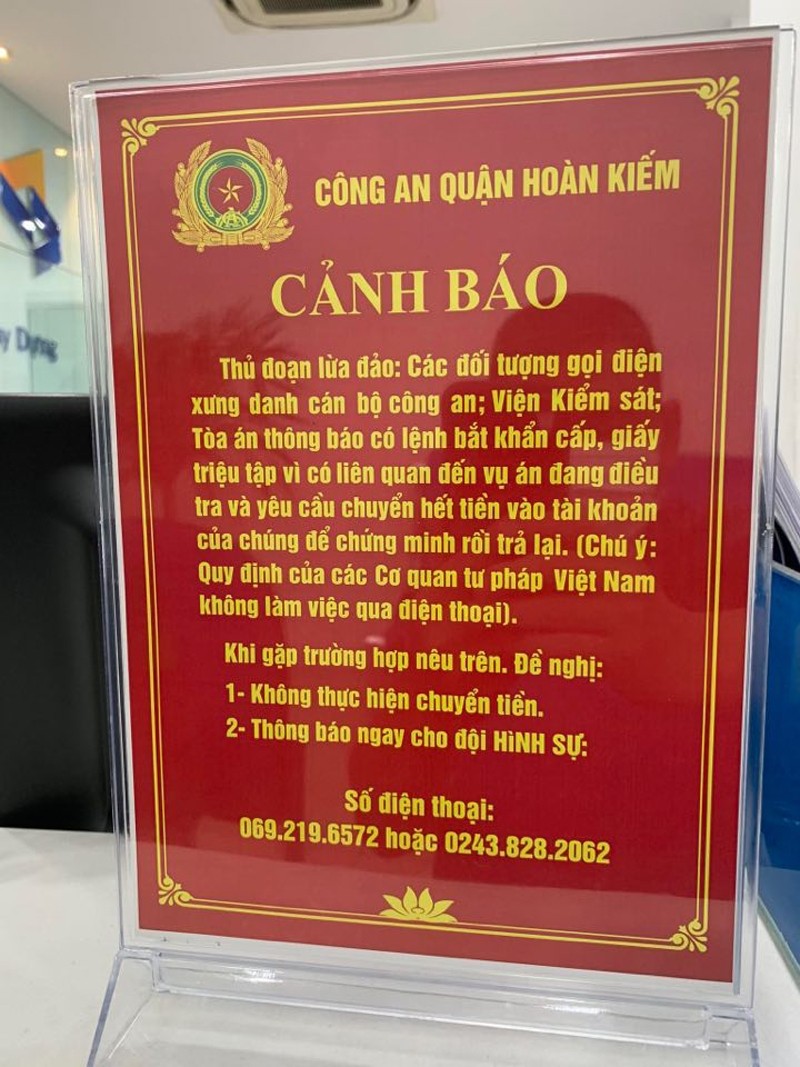 Nội dung mặt trước của tấm bảng cảnh báo nhận diện thủ đoạn của tội phạm lừa đảo