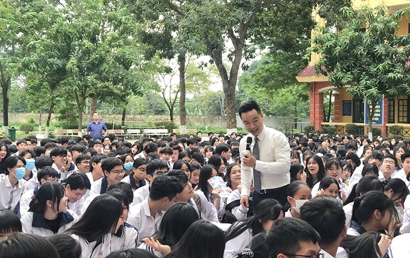 Luật sư Giang Hồng Thanh – Bí thư Đoàn Thanh niên Đoàn Luật sư TP Hà Nội tham gia tuyên truyền giáo dục pháp luật tại trường THPT Thượng Cát, quận Bắc Từ Liêm (ảnh tư liệu)