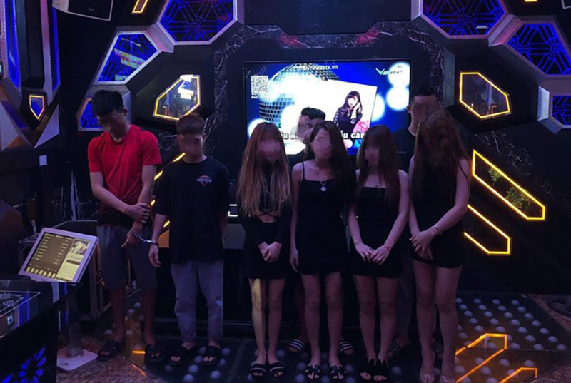 Tổ công tác Công an huyện Ứng Hoà bắt quả tang 16 nam, nữ “bay lắc” trong quán karaoke do phê ma túy