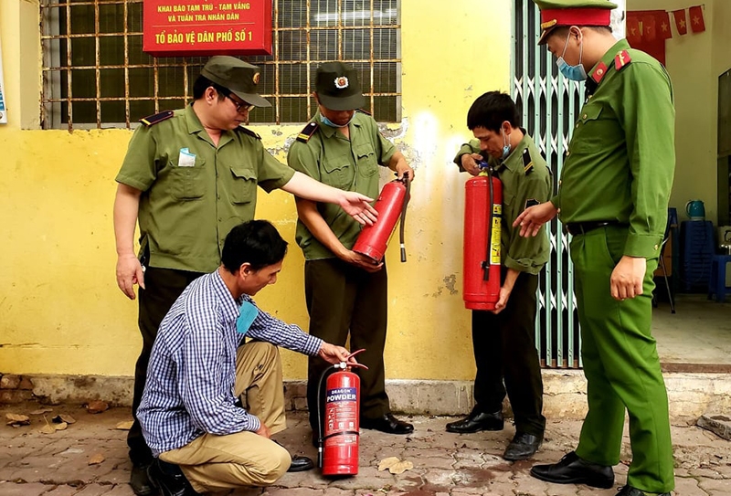 Tổ công tác Công an quận Hoàn Kiếm kiểm tra, hướng dẫn cách sử dụng phương tiện PCCC tại các điểm bỏ phiếu