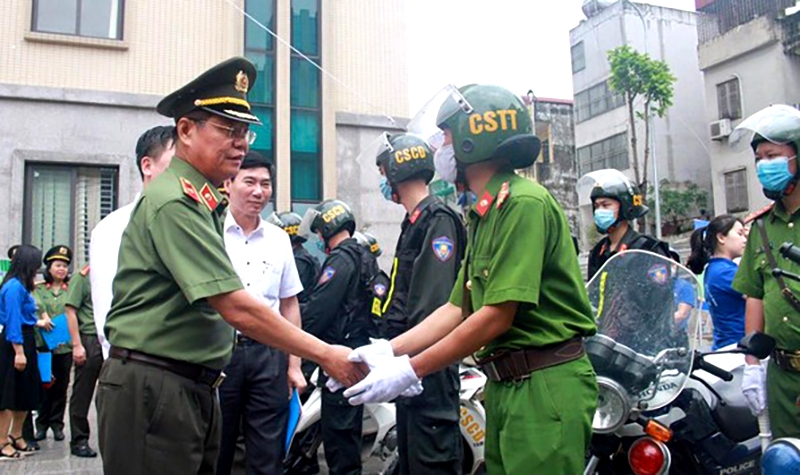 Thiếu tướng Đào Thanh Hải, Phó Giám đốc Công an TP Hà Nội đến dự, động viên, giao nhiệm vụ cho các đơn vị tại lễ ra quân tuyên truyền, bảo đảm ANTT ngày bầu cử