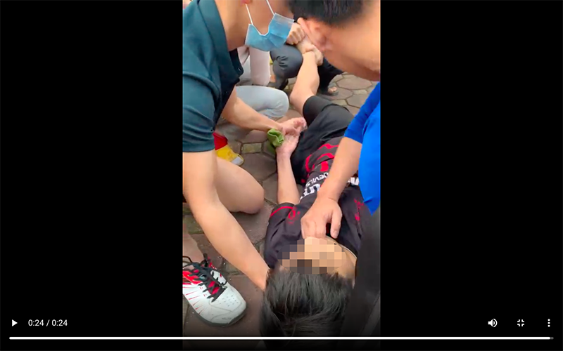 Các chiến sỹ thay nhau đưa tay vào miệng nạn nhân, không để cắn vào lưỡi sẽ nguy hiểm đến tính mạng (ảnh cắt từ clip)