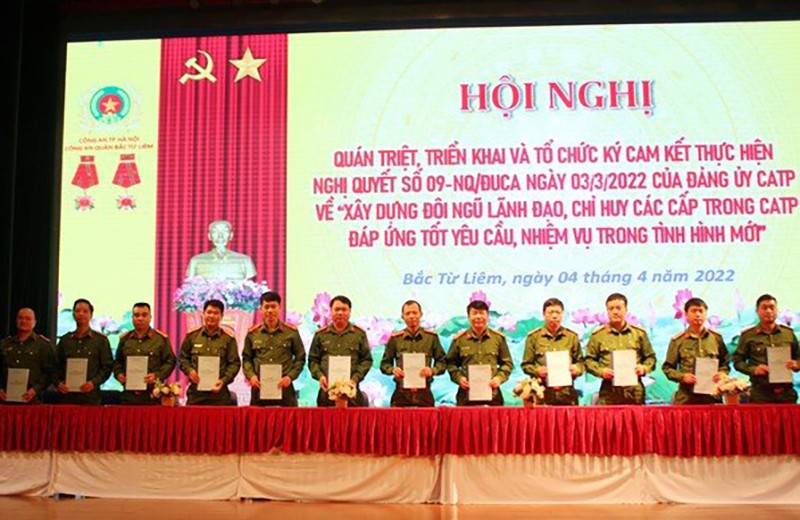 Chỉ huy Công an 13 phương ký cam kết thực hiện Nghị quyết số 09