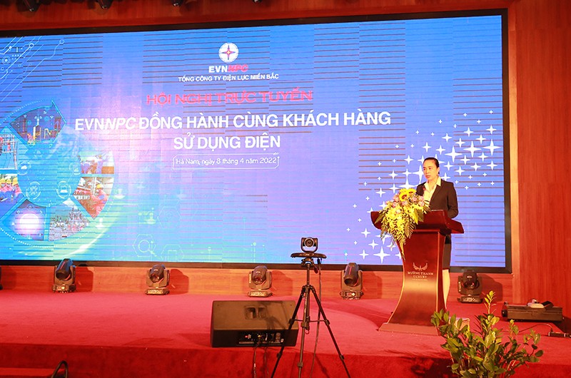 Bà Đỗ Nguyệt Ánh, Chủ tịch Hội đồng thành viên EVNNPC phát biểu tại hội nghị