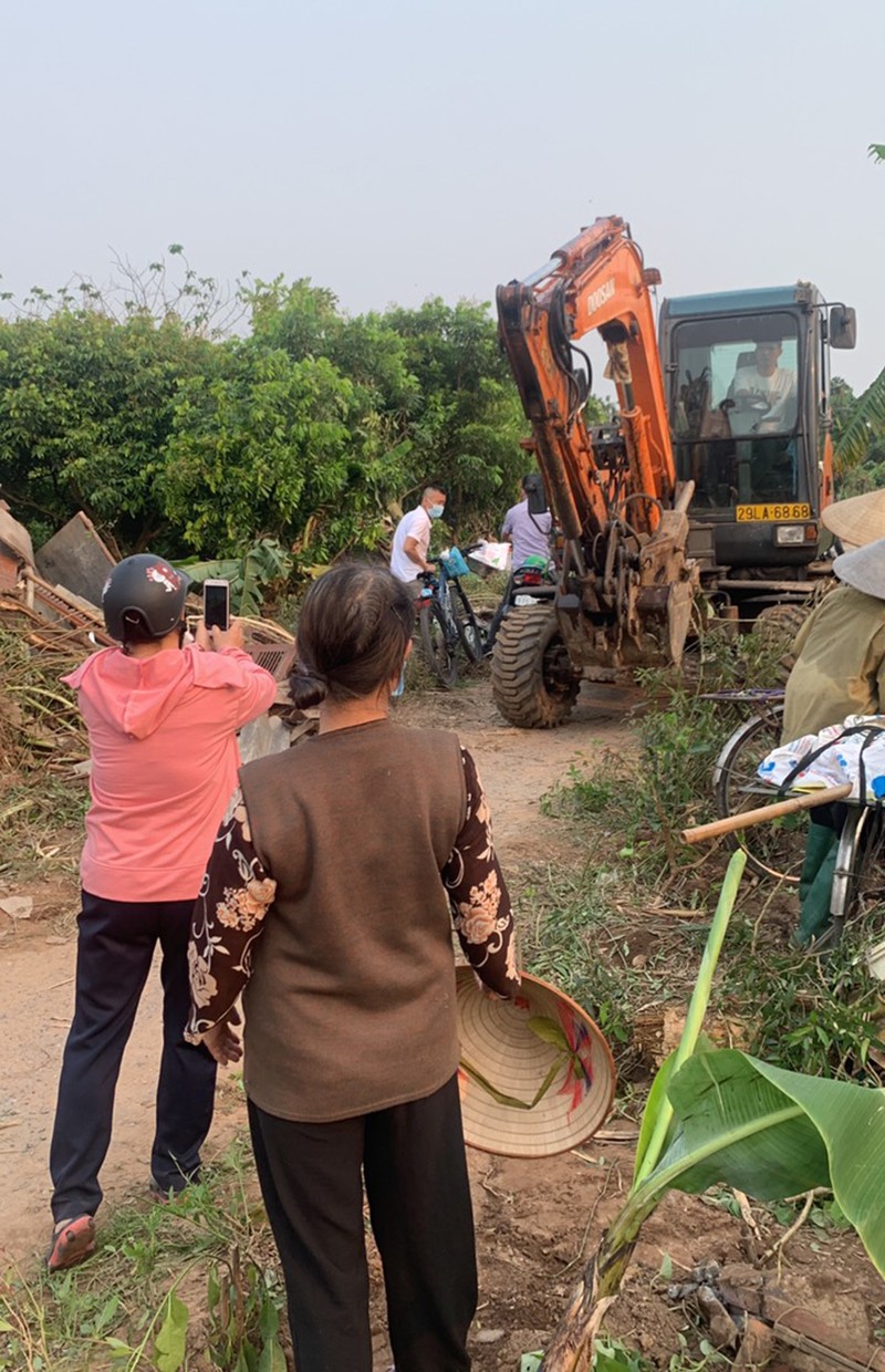 Người dân bức xúc quay chụp lại hình ảnh máy xúc phá hoa màu, lều lán để làm bằng chứng phản ánh sự việc