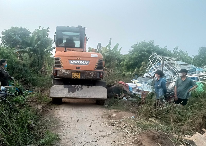 Nhiều nông dân đang canh tác tại bãi giữa sông Hồng rất bắt ngờ khi một số cán bộ phường Phúc Tân cho máy xúc vào phá lều lán, hoa mùa của bà con