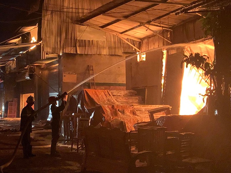 Huyện Thạch Thất: Liên tiếp xảy ra hai vụ cháy lớn tại làng nghề Hữu Bằng