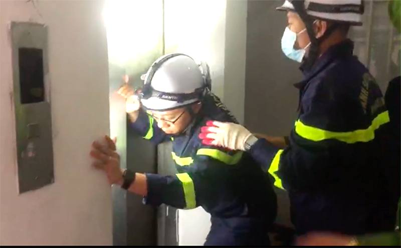 Cảnh sát kịp thời giải cứu bé trai 4 tuổi cùng người đàn ông rơi vào hố thang máy