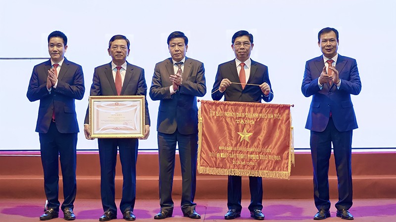 Đồng chí Dương Đức Tuấn – Phó Chủ tịch UBND TP Hà Nội đã trao Bằng khen của Thủ tướng Chính phủ và Cờ thi đua xuất sắc Thành phố cho Nhân dân và cán bộ quận Nam Từ Liêm