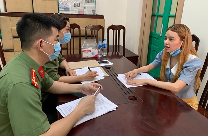 Các điều tra viên ghi lời khai của Trần Thị Phương Thảo – đối tượng thuê chung cư cho những người nước ngoài nhập cảnh trái phép lưu trú tại Hà Nội