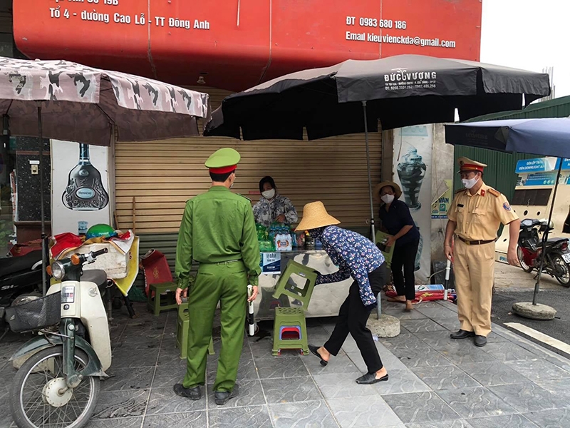 Công an huyện Đông Anh yêu cầu các quán trà đá vỉa hè ngừng hoạt động phòng chống dịch