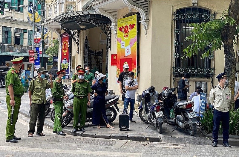 Những ngày qua, Công an quận Hoàn Kiếm cũng đã tăng cường lực lượng kiểm tra, xử lý những trường hợp không thực hiện quy định phòng dịch