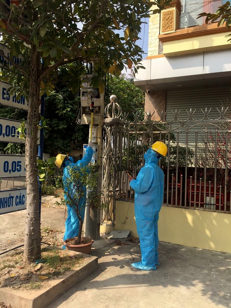 Cán bộ, nhân viên luôn đảm bảo an toàn khi làm việc tại hiện trường và những nơi có dịch